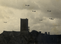 602343 Afbeelding van overvliegende geallieeerde B-17 bommenwerpers boven de Jacobikerk te Utrecht, na het beëindigen ...